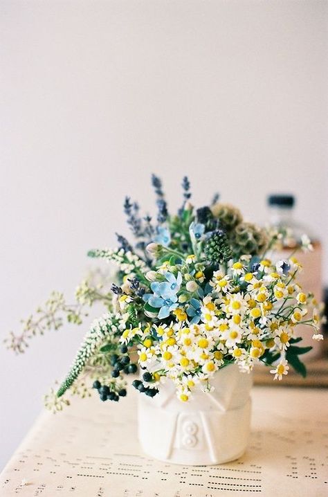 Flowers. chamomile flower arrangements. A bouquet of camomile flowers in pitcher Yellow Centerpiece, Bouquet Champetre, Deco Floral, Arte Floral, Types Of Flowers, Beautiful Blooms, Ikebana, Cut Flowers, Love Flowers