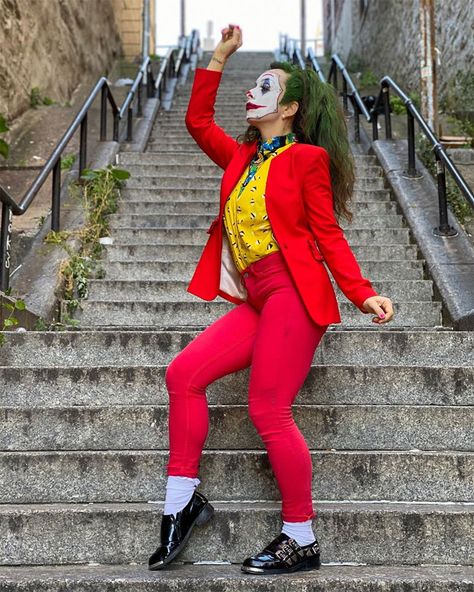 'The Joker' Stairs In New York Become A Tourist Attraction And Here Are 14 Pics Taken By Fans Joker Stairs, Easy Girl Halloween Costumes, Easy College Halloween Costumes, Costumes College, Joker Costume, Halloween Costumes College Girls, Halloween Costumes For 3, Cruella Deville, Hilarious Photos