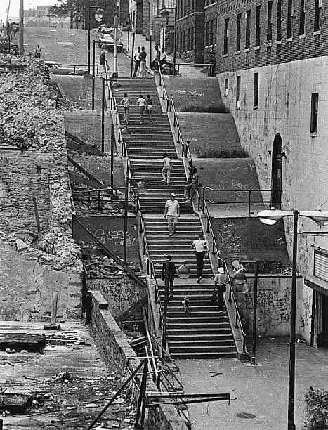 South Bronx, 1975 Riverview Park, New York Attractions, 70s Photos, Bronx New York, Breathtaking Photography, Bff Drawings, Gordon Parks, Somewhere In Time, Long Flight