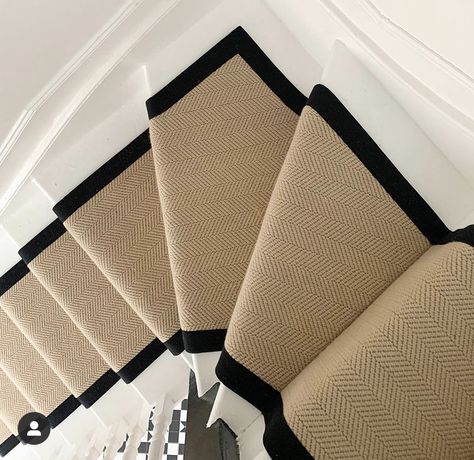 Staircase Carpet Runner, Cottage Stairs, Entrance Hall Decor, Carpet Staircase, Open Trap, Staircase Runner, Hardwood Floor Colors, Tiled Hallway, House Staircase