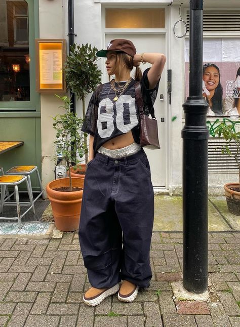 Chica Hip Hop, Ash Style, 2000s Fashion Inspiration, Jersey Outfits, Street Style Outfits Casual, Hiphop Fashion, Outfit Oversize, 2000 Fashion, Streetwear Fits