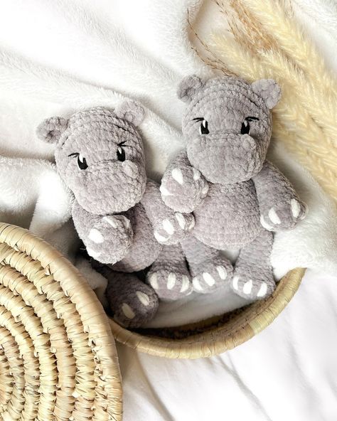 Nouvelle créa pour une commande 😍 Des petits hippopotames trop mignons ! 🦛🦛 Qu’en pensez-vous ?🫶🏻 #crochet #hippopotamus #peluche #hippopotame #crochethippo #hippo #doudoucrochet #creationbebe #creationcrochet #amigurumi #pourbebe #artisanat #faitmain #petiteentreprise #ideecadeau Crochet Hippopotamus, Hippopotamus, Amigurumi, Crochet