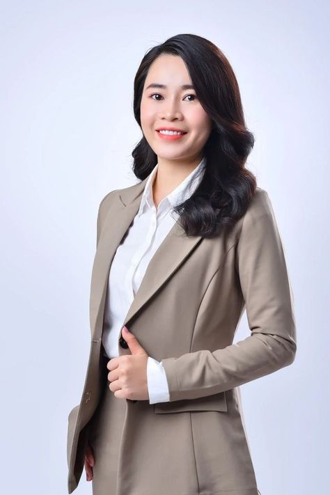 Outfit Formal Pose For Woman, Formal Photo Poses Women, Formal Poses For Women, Formal Poses Women, Foto Formal Kerja, Corporate Headshots Women, Formal Poses, Photo Cv, Pas Photo