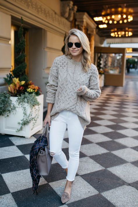 HOW TO WEAR WHITE AFTER LABOR DAY Gray Sweater White Jeans Outfit, Witte Jeans Outfit, White Pants Winter, How To Wear White Jeans, Casual Friday Outfit, Casual Brunch Outfit, White Pants Outfit, White Jeans Outfit, Jeans Outfit Women