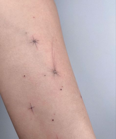 Tattoo Etoile, Aesthetic Tattoo Ideas, Shooting Star Tattoo, Sparkle Tattoo, 42 Tattoo, Small Star Tattoos, Tattoos Instagram, Flower Tattoo Ideas, Tattoo Concepts