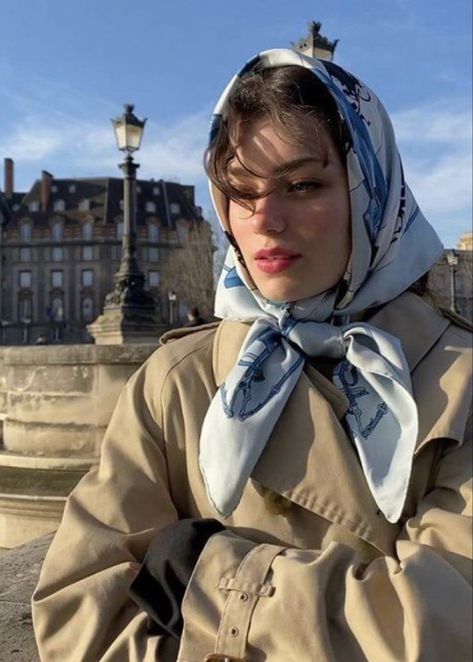 Mode Old School, Mini Scrunchies, Parisienne Chic, Tokyo Street Fashion, Style Indie, Head Scarf Styles, Scarf Outfit, Grunge Look, Mode Inspo