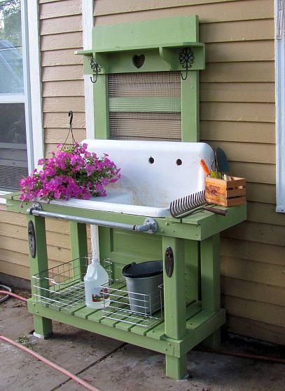 Would love to have one like this.  I would make it wider so that you have work space on either side of the sink.  Would also have faucets so that you could connect water.  Maybe have a rain barrel or something similar where the water would be collected.  This post has been saved by so many people!! Potting Bench Ideas, Pallet Potting Bench, Potting Bench Plans, Diy Potting Bench, Outdoor Sink, Garden Sink, Old Sink, Potting Tables, Potting Table