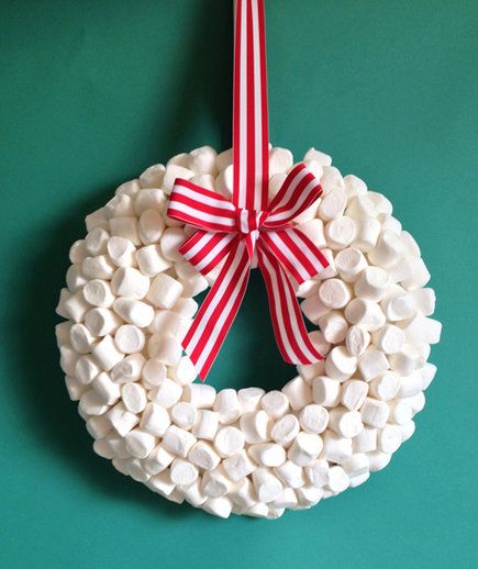 Marshmallow Wreath | Deck your door with beautiful, seasonal décor you can make in just one afternoon. Applique Crafts, Edible Wreath, The Sweet Escape, Board Crafts, Embroidery Crochet, Fun Wreath, Knitting Group, Top Diy, Cheap Crafts