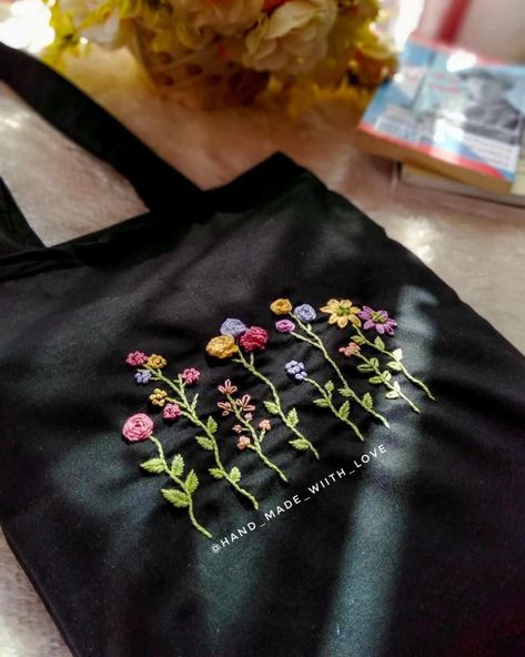 Tot Bag Broderie, Black Tote Bag Embroidery, Embroidery Tote Bag Design, Tote Bag Embroidery Ideas, Embroidery On Black Fabric, Embroidery On Bags, Tote Bag Embroidery, Handpainted Tote Bags, Tot Bag