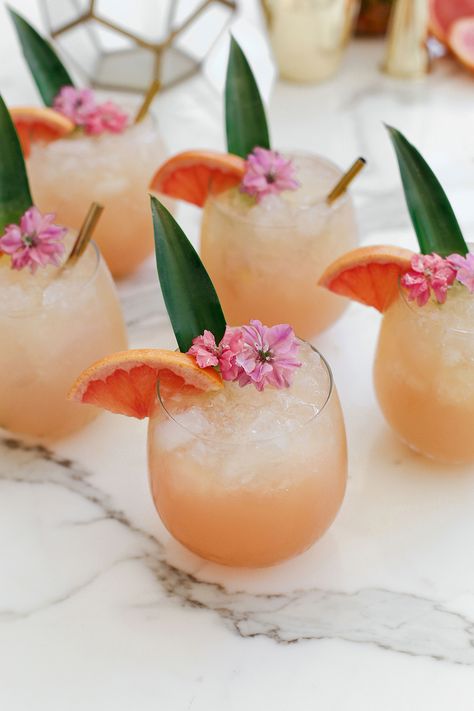 Happy Hour: Tropical Crush Cocktail! - Lulus.com Fashion Blog Wedding Drinks, Fiesta Tropical, Fancy Drinks, Tropical Drink, Pretty Drinks, Wedding Drink, Alcohol Drink Recipes, Deilig Mat, Wedding Cocktails