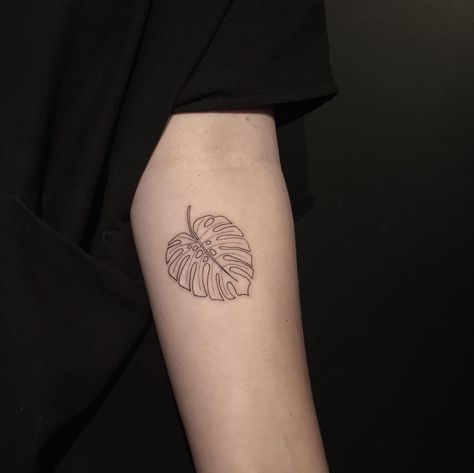 Monstera leaf! Thanks Gen 👻🍃 . . . #monsteraleaf #monsteradeliciosa #swisscheeseplant #tinytattoo #foliage #planttattoo #tropicalplants… Black And Blue Tattoo, Blatt Tattoos, Leaf Tattoo, Plant Tattoo, Disney Tattoo, E Tattoo, Line Work Tattoo, Star Tattoos, Fine Line Tattoos