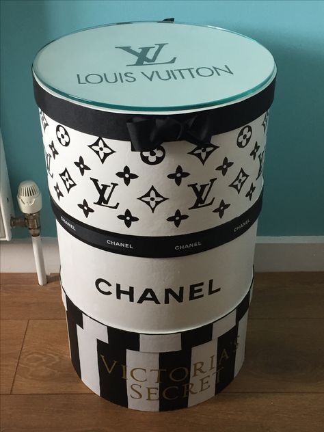 Chanel Box Decor, Designer Boxes Decor, Hat Boxes Ideas Decor, Chanel Barrel, Chanel Inspired Room, Chanel Room, Chic Hat, Vintage Hat Boxes, Chanel Decor