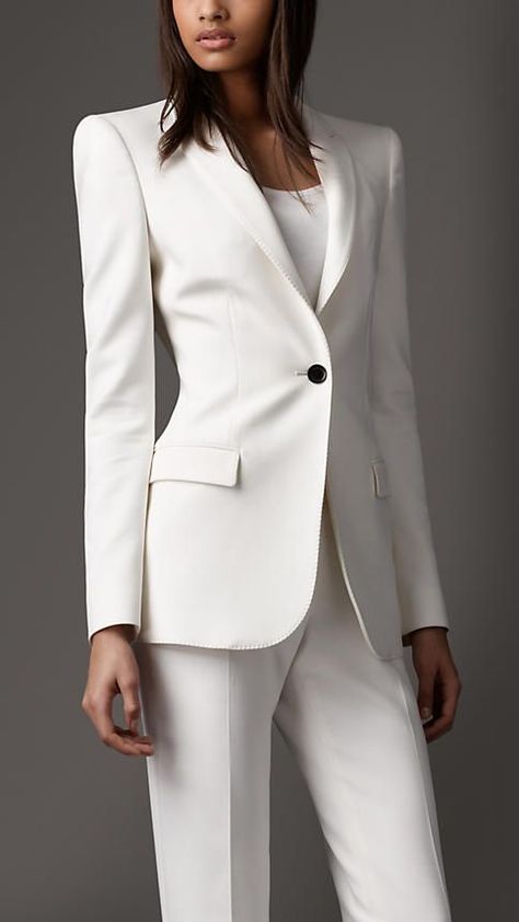 Curating Fashion & Style: Women's fashion | Elegant white ensemble from Burberry Pant Suits For Women, White Suit, Business Pants, Pantsuits For Women, Elegantes Outfit, Cate Blanchett, Business Suit, 가을 패션, Tailored Jacket