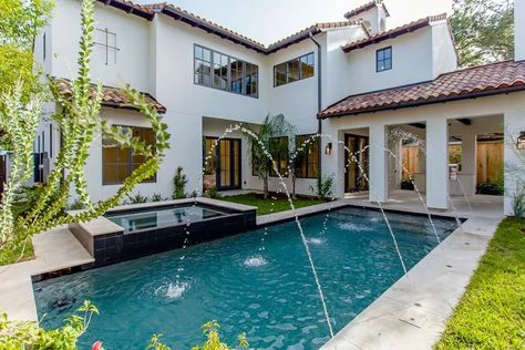 Backyard Spanish Style, Spanish Style House Exterior, Spanish Backyard, Spanish Pool, Mexico Houses, Spanish Patio, Cali House, Spanish Style Tile, Modern Spanish Home