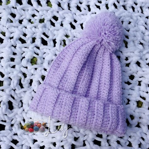 Gorros con pompón  Color: Morado Estambre: BabyShimmer - estambres crochet  Tejido en ganchillo/crochet School Crochet, Female Clothing, Knitting Ideas, Paloma, Knitted Hats, Winter Hats, High School, Crochet Hats, Fashion Outfits