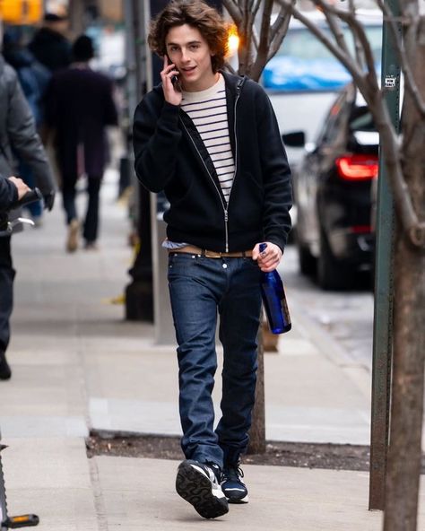 timothée chalamet fan page on Instagram: “timothée chalamet walking down the streets of nyc with a bottle of sparking water💙 - - #nyc #newyork #newyorkcity #walking #sparklingwater…” Nyc Vibes, Beautiful Film, Timothee Chalamet, Fan Page, East Coast, The Streets, West Coast, Bomber Jacket, Normcore