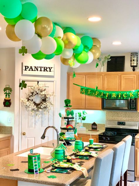 St Pattys Day Party Decor, St Patricks Day Parade Ideas, St Patricks Day Aesthetic Party, St Patrick’s Day Party Decorations, St Patrick’s Day Party, Fancy St Patricks Day Party, Adult St Patrick’s Day Party, At Patrick’s Day Birthday Party, St Patrick’s Day Balloon Garland