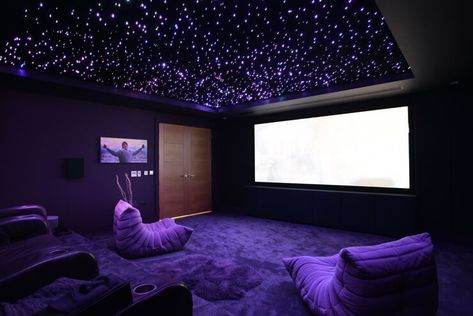 Cool Rooms In Houses Basements, Home Theater Pit Couch, Mini Home Theater Design, Home Cinema Design, Sala Cinema, Hangout Space, Cinema Idea, Small Home Theaters, Movie Theater Rooms