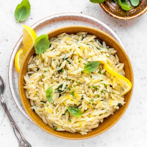 Lemon Herbed Orzo Pasta Herbed Orzo, Orzo Pasta Recipes, One Pot Vegetarian, Tomato Basil Pasta, Diner Recept, Meat Dinners, Orzo Pasta, Mediterranean Diet Recipes, Spring Recipes