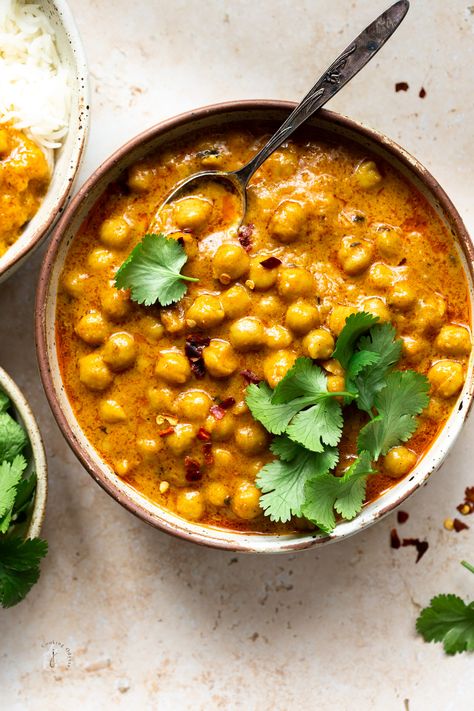 This easy Instant Pot Chickpea Coconut Curry is the perfect mid-week meal. This delicious Vegan Chickpea Tikka Masala made using coconut milk! Chickpea Coconut Curry Instant Pot, Instapot Chickpea Curry, Chickpeas Instant Pot, Chickpea Curry Coconut Milk, Instant Pot Chickpeas, Chickpea Tikka Masala, Chickpea Coconut Curry, Vegan Chickpea, Coconut Milk Curry