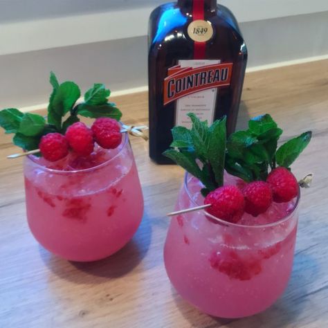 Refreshing Drinks Alcohol, Milkshake Drink, Fruity Alcohol Drinks, Sommer Mad, Alcholic Drinks, Summer Drinks Alcohol, Party Drinks Alcohol, Mixed Drinks Alcohol, Drinks Alcohol Recipes