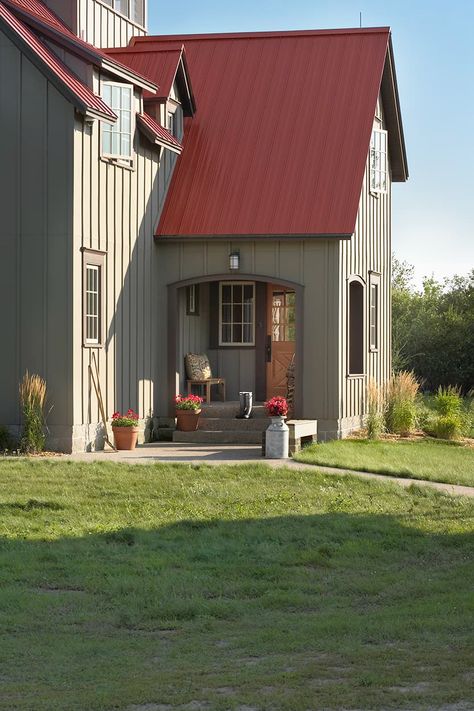 Otter Tail Hunting Lodge - David Heide Design Studio Hunting Lodge Exterior, Metal Roof Houses Color Combos, Red Roof House Colors, Tin Roof House, Lodge Exterior, Best Exterior House Paint, Red Roof House, Metal Roof Houses, Exterior Materials