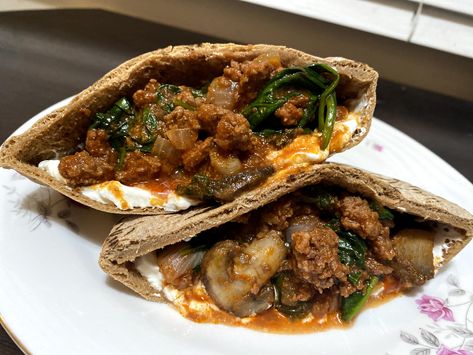 Ground Beef And Veggies, Stuffed Pita, Stuffed Mashed Potatoes, Veggie Lunch, Tomato Stuffed, Beef And Veggies, Pita Bread Recipe, Spinach Mushroom, Pitta Bread