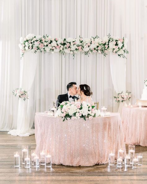 Erica Jung’s Instagram photo: “With Valentines Day coming up, I’m loving this blush sweetheart table!! 😍 . . . . . #wedding #weddings #ido #flowers #floral #bride #decor…” Classy Sweetheart Table Wedding, Wedding Sweetheart Table Flowers, Blush Sweetheart Table, Sweetheart Backdrop, Bride Groom Table Decoration, Sweetheart Table Wedding Backdrop, Head Table Wedding Flowers, Sweetheart Table Flowers, Bride Decor