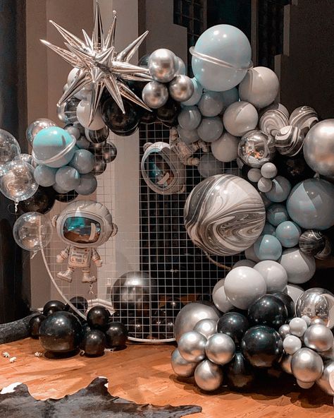 Two The Moon Birthday Backdrop, Space Party Balloon Garland, Space Aesthetic Birthday Party, Monochrome Space Party, Space Theme Event Decor, Space Centerpiece Ideas Birthday, Galactic Birthday Party, Saturno Birthday Party, Galactic Theme Party