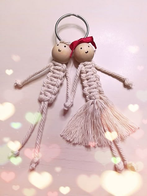 Macrame Doll, Macrame Dolls, Weaving Loom Diy, Keychain Craft, Yarn Dolls, Macrame Keychain, Cool Paper Crafts, Rope Crafts Diy, Operation Christmas Child