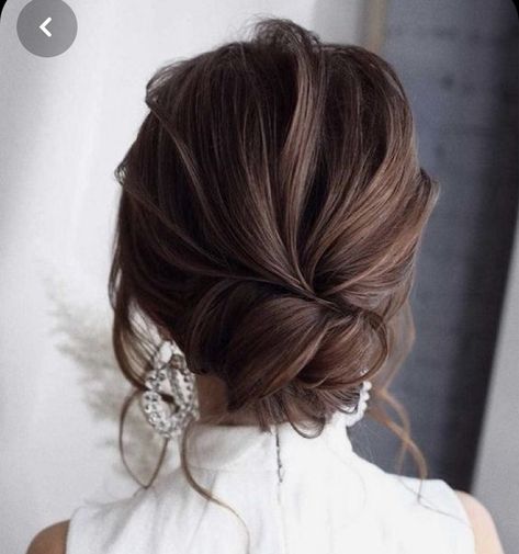 Hair Bun Maker, Easy Bun Hairstyles, Videos Aesthetic, Bridesmaid Hair Half Up, Hairstyles For Medium Length Hair Easy, Peinados Recogidos, Shoulder Hair, Prom Hairstyles For Long Hair, Updos For Medium Length Hair