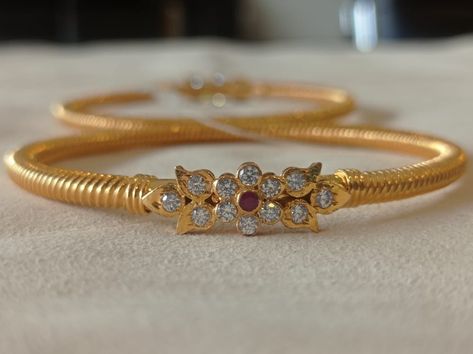 Kadas For Women Gold, Kada Bangles Gold Design For Women, Bangles Gold Design, Kada Bangles Gold Design, Gold Kada Design For Women, Kada Design, Gold Reference, Kemp Jewellery, Fancy Bangles