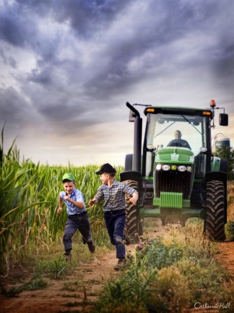 John Deere Art, Tractor Photography, John Deere Tractors Farms, Tractor Photos, Boys Will Be Boys, Tractor Idea, Farm Pictures, Deer Photos