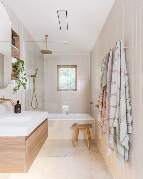 Neutral Bathrooms Designs, Design A Bathroom, Scandi Bathroom, Reece Bathroom, Hunting For George, Tub Design, Bathroom With Tub, Loft Bathroom, Neutral Bathroom