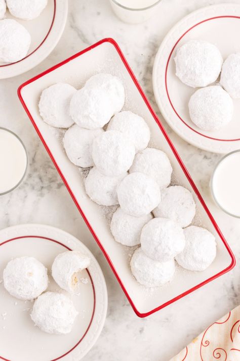 Snowball Cookies! A tender melt-in-your-mouth pecan shortbread cookie recipe - also called Mexican Wedding Cookies and Russian Tea Cakes - perfect for holiday baking! Wedding Tea Cookies, Simple Wedding Cookies, White Wedding Cookies, Mexican Wedding Cake Cookies, Tea Cookies Recipe, Mexican Wedding Cookies Recipes, Wedding Cookies Recipe, Russian Tea Cakes, Pecan Snowballs