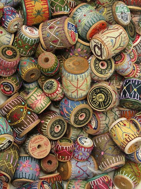 Spool Crafts Large, Cotton Reels Ideas, Cotton Reel Art, Wooden Thread Spools Crafts, Susan Lenz, Yarn Stitching, Wooden Spool Crafts, Hantverk Diy, Spools Of Thread