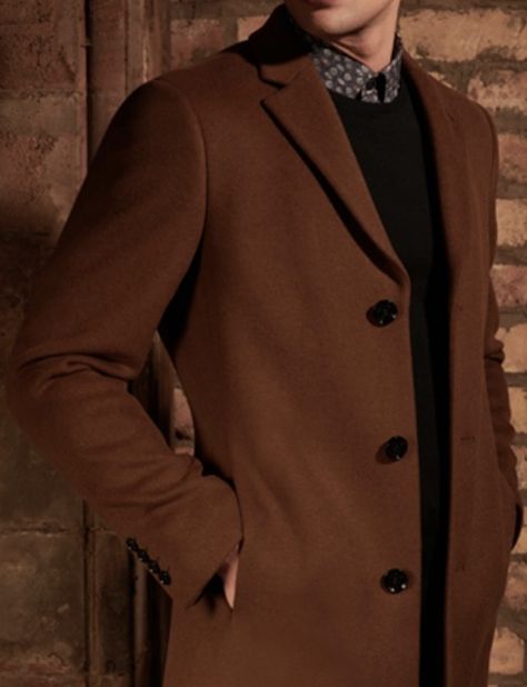 Brown Overcoat Men Outfit, Brown Overcoat Men, Director Costume, Dark Academia Men, Brown Peacoat, Classy Gentleman, Brown Overcoat, Winter Menswear, Brown Winter Coat