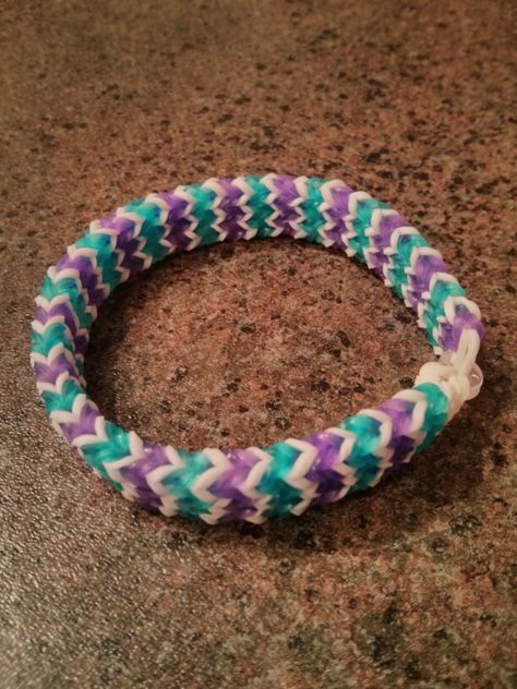 Color combo idea for flexafish - use jelly bands and white Rainbow Loom Color Combos, Rainbow Loom Bracelets Ideas, Loom Bracelets Ideas, Monster Tail Bracelets, Bracelet Color Combos, Monster Tail Loom, Tail Tutorial, Loom Tutorials, Loom Bands Tutorial