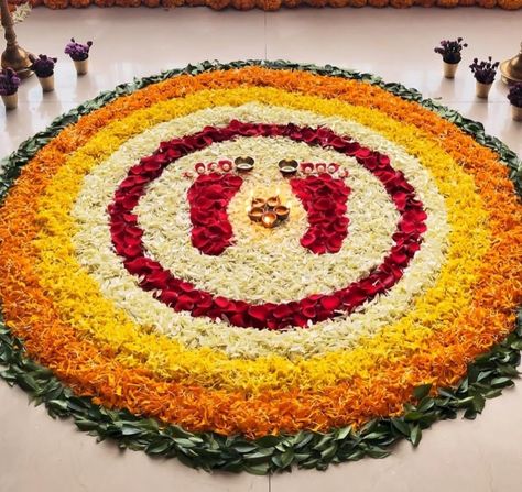 Flower Rangoli Ram Sita, Ganpati Rangoli With Flowers, Vastu Pooja Decoration, Square Flower Rangoli, Ganpati Flower Rangoli, Pagla Rumal Decoration, Flower Decoration Diwali, Rangoli By Flowers, Easy Flower Rangoli Simple