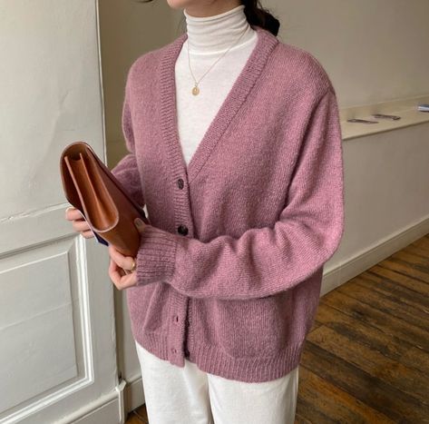 Turtleneck And Cardigan Outfit, Turtleneck Under Sweater, White Turtleneck Outfit, Big Cardigan, Best Designer Suits, Turtleneck Under, Cold Girl, Turtleneck Outfit, Western Wear Outfits