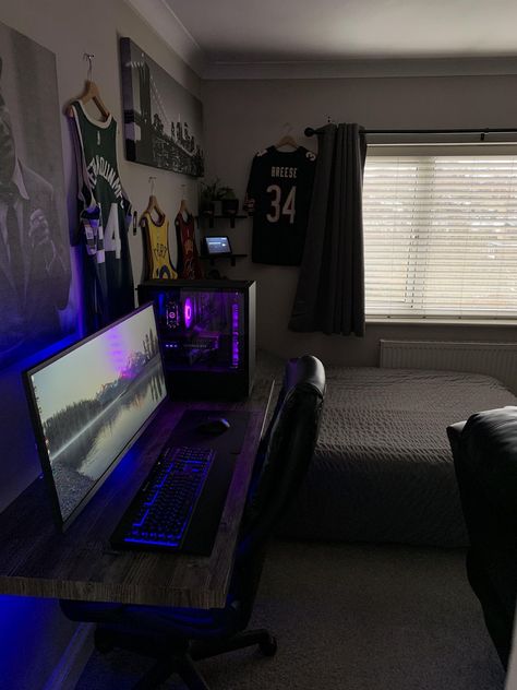 Ps5 Setup Small Bedroom, Best Room Setup, Room Inspiration Bedroom Gaming, Small Setup Gaming, Desk Pc Ideas, Pc In Bedroom, Pc Bedroom Setup, Console Setup Gaming, Small Room Gaming Setup With Bed