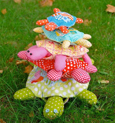 love these cute & fun little turtles. they would look so cute made out of vintage/found fabrics. Jen Kingwell, Turtle Crafts, Fabric Animals, Craft Lovers, Quilting Techniques, Book Quilt, Sewing Toys, Quilt Kits, Stuffed Toys Patterns