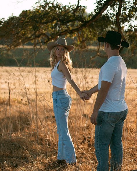 Quiet moments in the countryside 🌾 Don’t get me wrong, I love the coast and all it has to offer…. but something about a photoshoot in a field just HITS sometimes Country Inspired Engagement Photos, Ranch Style Engagement Photos, Couple Photoshoot Poses Country, Winter Western Couple Photoshoot, Couple Poses Field, Western Love Aesthetic, Country Photoshoot Ideas Couples, Cupple Picture, Couple Photoshoot Country