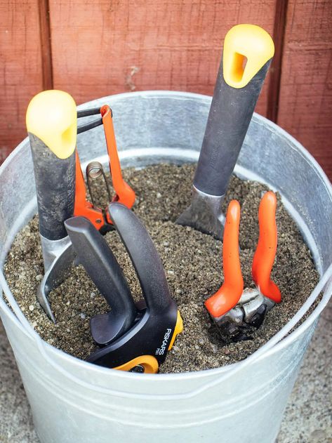 DIY Tool Cleaning Station: The Fastest Way to Clean Garden Tools – Garden Betty Ways To Store Garden Tools, Garden Supply Storage Ideas, Garden Organization Ideas, Garden Shed Organization Ideas, Garden Tool Caddy, Garden Tool Storage Ideas, Garden Shed Organization, Yard Tool Storage Ideas, Garden Betty