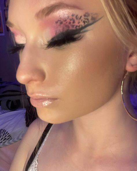 Kesha Inspired Makeup, 2000s Inspired Makeup, 2006 Makeup, 2011 Makeup, 2000’s Makeup, Makeup 2000s, Inspired Makeup, Kesha, Makeup Techniques