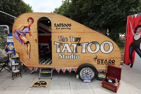 studio Mobile Tattoo, Parlor Ideas, Moving Business, Tattoo Shop Interior, Tattoo Shop Decor, Tattoo Studio Interior, Tattoo Van, Barber Chairs, Tattoo Practice