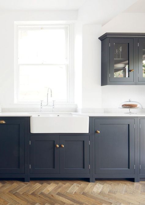 Navy Kitchen Cabinets, Navy Blue Kitchen Cabinets, Shaker Style Kitchen Cabinets, Navy Kitchen, Shaker Style Cabinets, Blue Kitchen Cabinets, Shaker Style Kitchens, Kitchen Cabinet Styles, 아파트 인테리어