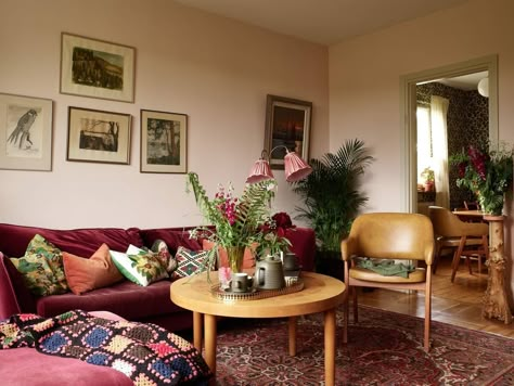 Green Red Living Room, Red And Green Living Room, Minneapolis Apartment, French Eclectic, Pink Bedroom Walls, Midcentury Furniture, 2 Princess, Pink Furniture, Apartment Goals