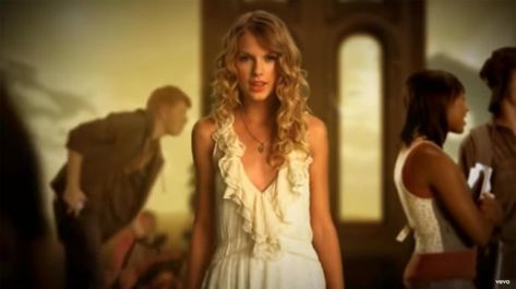 In the "Fifteen" music video (2009) Taylor Swift Fifteen Music Video, Fifteen Taylor Swift Music Video, Fifteen Music Video, Taylor Swift Fifteen, Fifteen Taylor Swift, Taylor Swift Outfits Music Videos, Country Princess, Patriotic Swimsuit, Swift Party