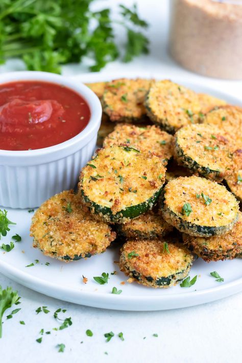 This quick and easy breaded crispy Air Fryer Zucchini Chips recipe makes an excellent low-carb appetizer or side dish. Sliced zucchini is coated in breadcrumbs, Parmesan cheese, and Italian seasoning then air fried to crunchy perfection. Dip in marinara for a healthy kid-friendly dish! Air Fryer Zucchini Chips, Zucchini Parmesan Crisps, Entrees Recipes, Zucchini Pommes, Fried Zucchini Recipes, Vegetables Soup, Zucchini Chips Recipe, Air Fryer Zucchini, Zucchini Crisps